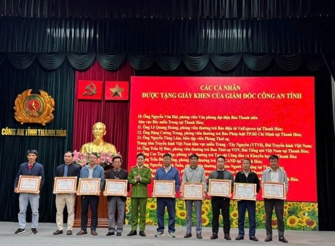 Phóng viên Tạp chí Đời sống & Pháp luật thường trú tại tỉnh Thanh Hóa được Giám đốc Công an tỉnh Thanh Hóa tặng giấy khen vì thành tích xuất sắc đột xuất trong công tác tuyên truyền bảo đảm ANTT, góp phần đẩy mạnh phong trào toàn dân bảo vệ ANTQ trên địa bàn tỉnh Thanh Hóa.