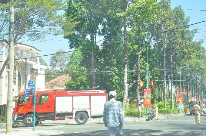 Tuyến đường trước UBND tỉnh bị phong tỏa để xe chữa cháy vào dập lửa. Ảnh: VnExpress