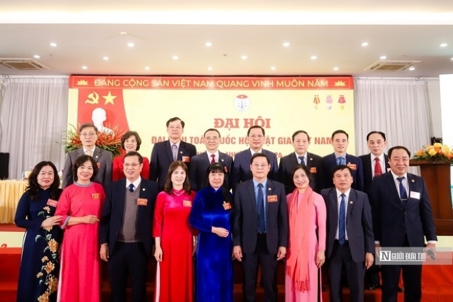 Hội Luật gia Tp.Hà Nội chụp ảnh lưu niệm cùng Đoàn Chủ tịch.