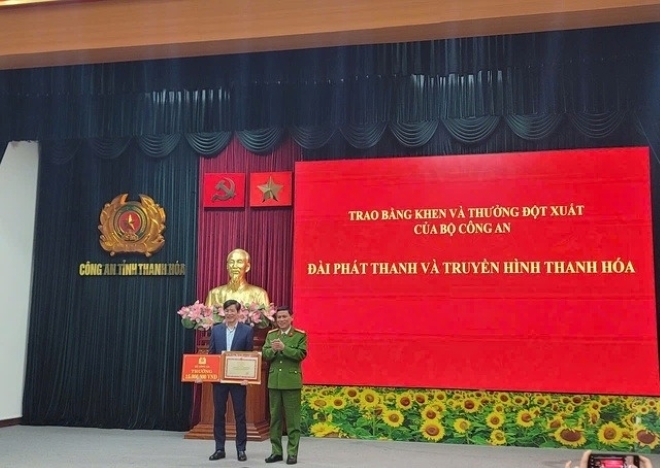 Lãnh đạo Công an tỉnh Thanh Hóa trao bằng khen và phần thưởng của Bộ trưởng Bộ Công an cho tập thể Đài Phát thanh - Truyền hình Thanh Hóa.