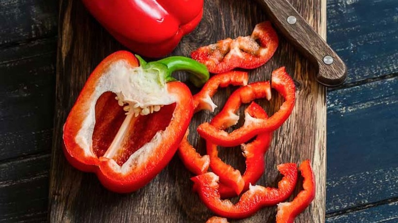 Ớt chuông đỏ giúp kích hoạt quá trình sinh nhiệt và tăng tỉ lệ trao đổi chất.