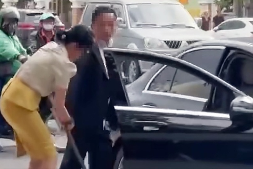 Người đàn ông đi xe Mercedes rút hung khí đe dọa nhân viên môi trường đã đến xin lỗi. Ảnh: Báo Người lao động.