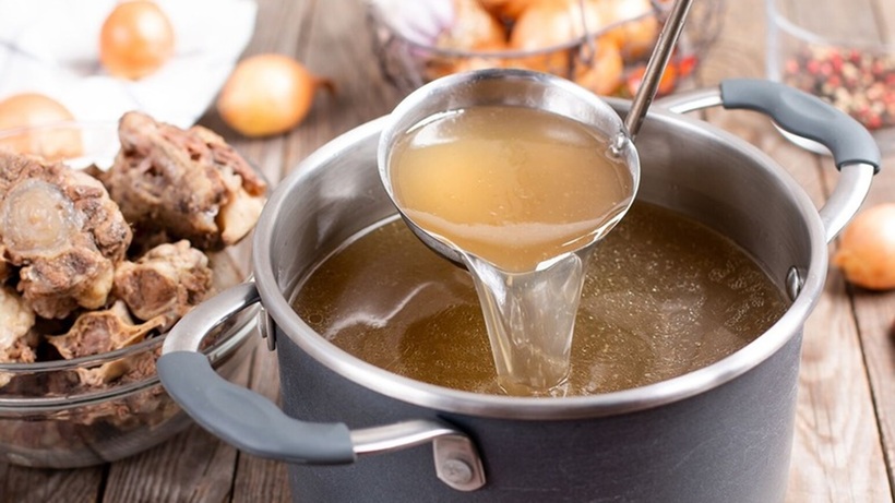 Nhờ hàm lượng dinh dưỡng phong phú, nước hầm xương mang lại nhiều lợi ích cho sức khỏe.