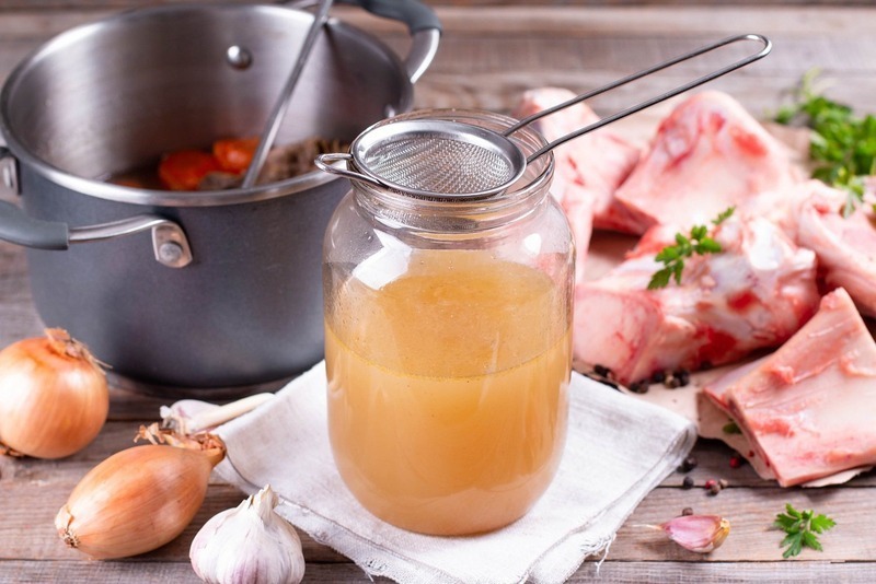 Nước hầm xương là một món ăn truyền thống được nhiều nền văn hóa ưa chuộng từ xa xưa.