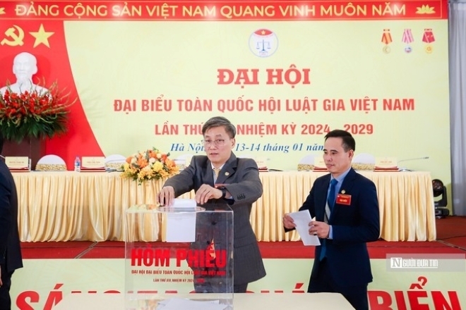Ông Nguyễn Khánh Ngọc - Thứ trưởng Bộ Tư pháp, Phó Chủ tịch Hội Luật gia Việt Nam bỏ phiếu bầu.