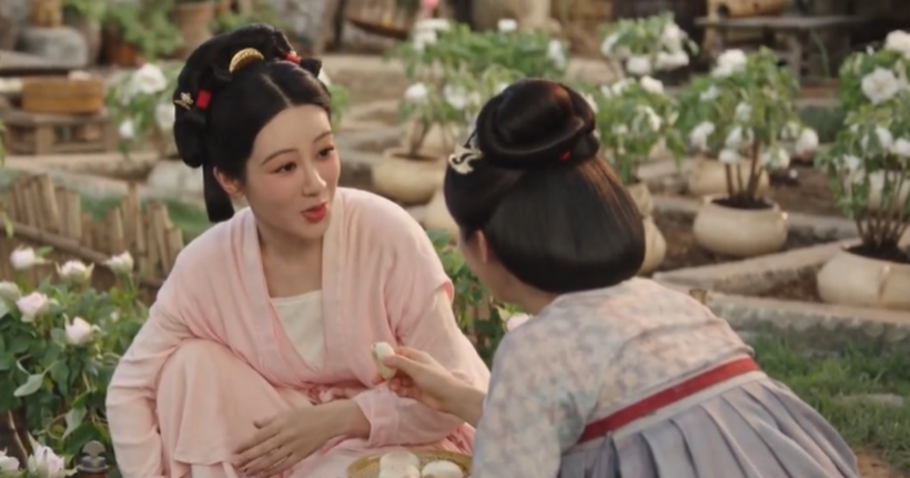 Từ việc bào chế phấn thơm, Ngũ Nương tìm ra cách làm bánh mới.