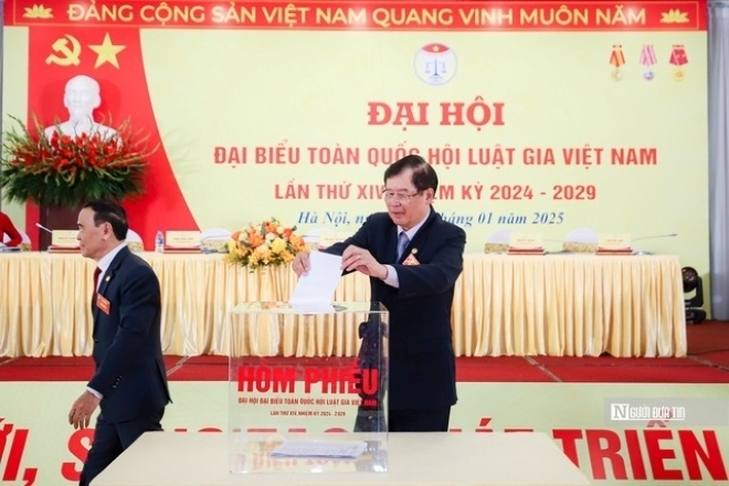 TS. Trần Công Phàn - Phó Bí thư Đảng đoàn, Phó Chủ tịch Hội Luật gia Việt Nam bỏ phiếu bầu.