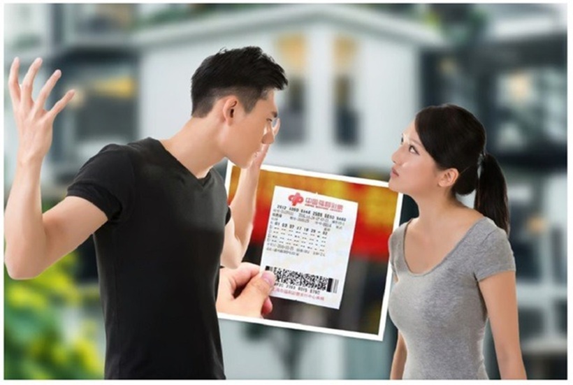 Đang mâu thuẫn với vợ nên Châu nghĩ, không thể để vợ biết việc mình đã giành được giải thưởng lớn. Ảnh minh họa