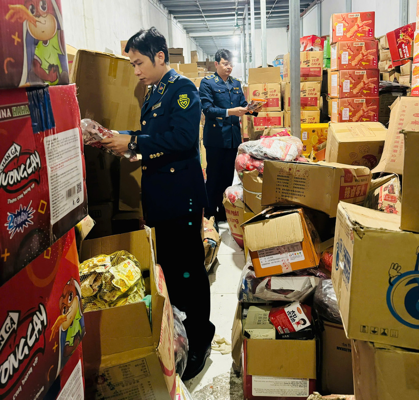Gần 10 nghìn sản phẩm thực phẩm nhập lậu được lực lượng chức năng phát hiện, thu giữ. Ảnh: Cục QLTT tỉnh Vĩnh Phúc.