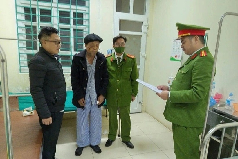 Cảnh sát đọc quyết định bắt giữ ông Lầu. Ảnh: Dân Trí
