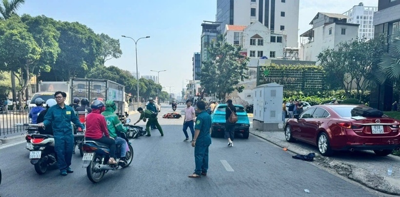 Lực lượng chức năng đang khám nghiệm hiện trường. (Ảnh: Dân trí)