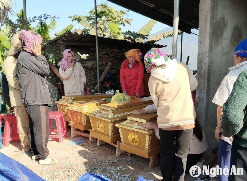 Không khí tang thương bao trùm nơi bản nghèo. Ảnh: Báo Nghệ An