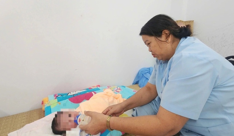 Nhân viên của Trung tâm Công tác xã hội tỉnh Tiền Giang đang chăm sóc bé gái bị bỏ rơi. (Ảnh: Tuổi trẻ)