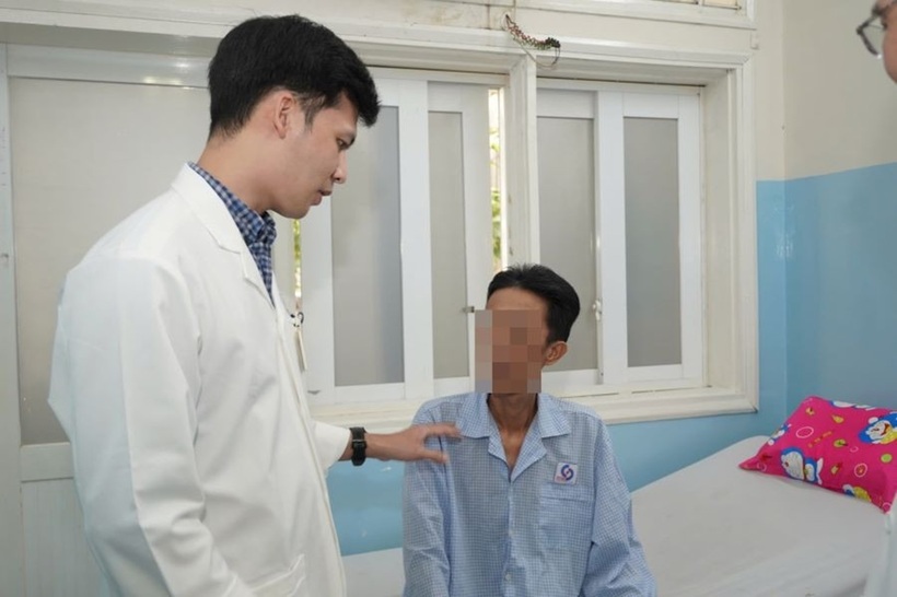 Nam bệnh nhân hồi phục sức khỏe sau ca phẫu thuật kéo dài tới 12 giờ. Ảnh: VietNamnet
