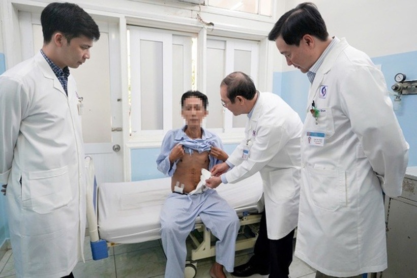 Bệnh nhân được bác sĩ thăm khám sau phẫu thuật. Ảnh: PLO