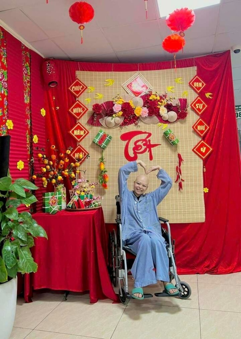Hiện, tế bào ác tính di căn xương khiến chị Thu bị liệt, không thể đi lại được. Ảnh: Vietnamnet.
