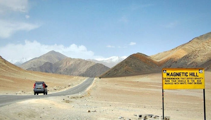 Biển chỉ dẫn đánh dấu đoạn đường kỳ lạ trên cao tốc Leh-Kargil. Ảnh: TRAVEL
