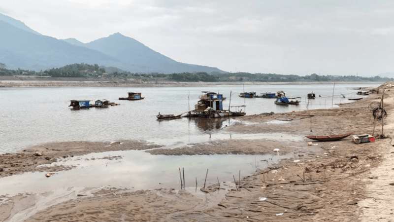 Hiện tượng biến đổi khí hậu và xây dựng các công trình thủy điện đã giảm lượng nước đổ vào sông.