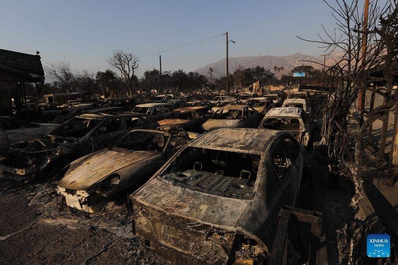 Ô tô bị thiêu rụi ở Altadena, Los Angeles, California, Mỹ, ngày 10/1/2025. Ảnh: Xinhua