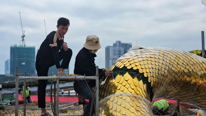 Các công nhân miệt mài hoàn thiện linh vật rắn tại Đà Nẵng trong ngày 14/1.