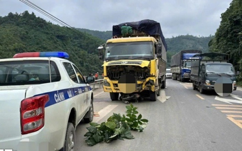 Lực lượng chức năng tại hiện trường vụ tai nạn khiến 2 người tử vong. Ảnh: Người lao động
