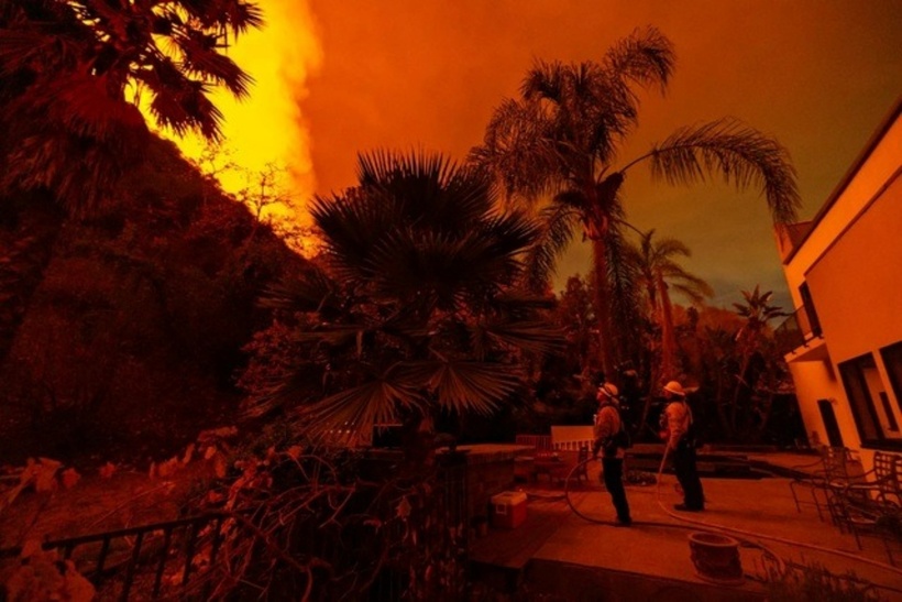 Lực lượng cứu hỏa vẫn đang nỗ lực dập tắt đám cháy rừng. Ảnh: Los Angeles Times
