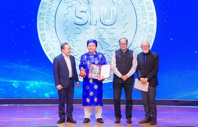 Tiến sĩ Nguyễn Anh Tuấn (áo dài xanh) nhận giải nhì SIU Prize Computer Science.