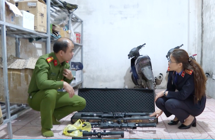 Cơ quan chức năng tỉnh Hà Tĩnh kiểm tra tang vật thu được của băng nhóm chuyên tuồn súng, đạn từ Trung Quốc, Lào, Campuchia về bán. Ảnh: Công an nhân dân