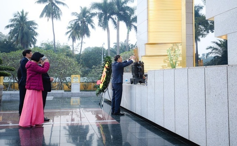 TS. Nguyễn Văn Quyền - Bí thư Đảng đoàn, Chủ tịch Hội Luật gia Việt Nam dâng hương tưởng niệm các anh hùng liệt sĩ.