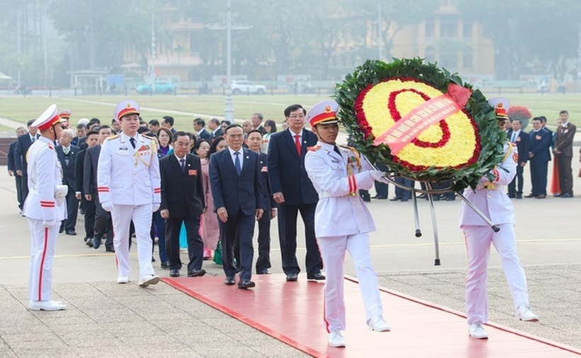 Lãnh đạo Hội Luật gia Việt Nam cùng các đại biểu đặt vòng hoa vào Lăng viếng Chủ tịch Hồ Chí Minh.