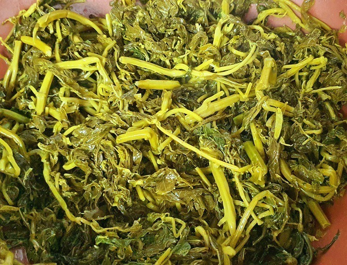 Lá sắn muối chua, món ăn dân dã mang đậm hương vị quê hương.