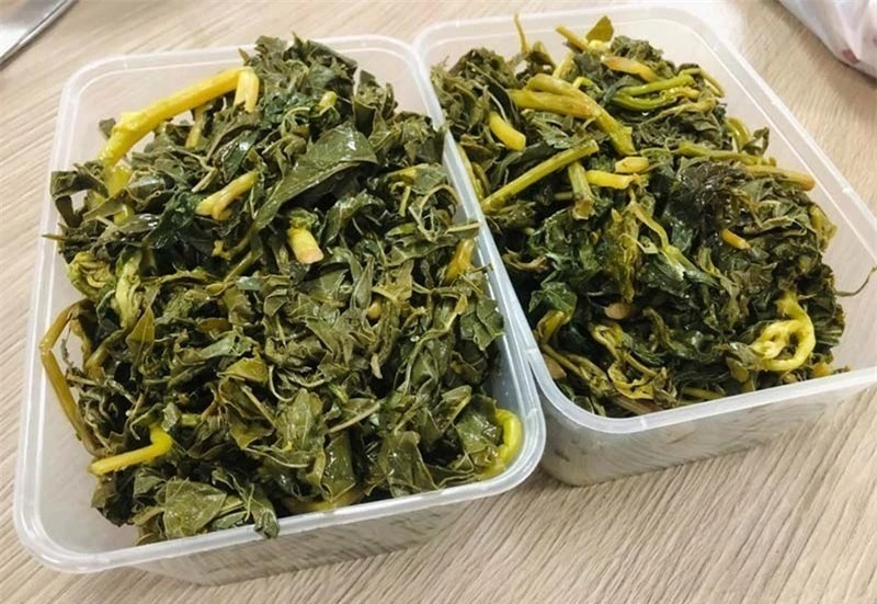 Từ món ăn dân dã gắn liền với tuổi thơ của nhiều người, lá sắn muối chua đã trở thành sản phẩm mang giá trị kinh tế cao.