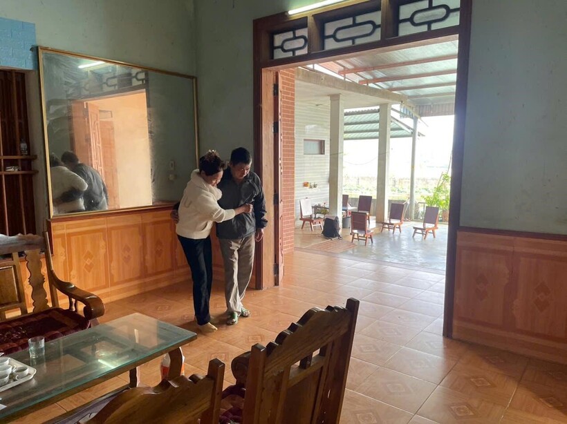 Cô Minh luôn hỗ trợ chú Cường những ngày đầu bị đột quỵ
