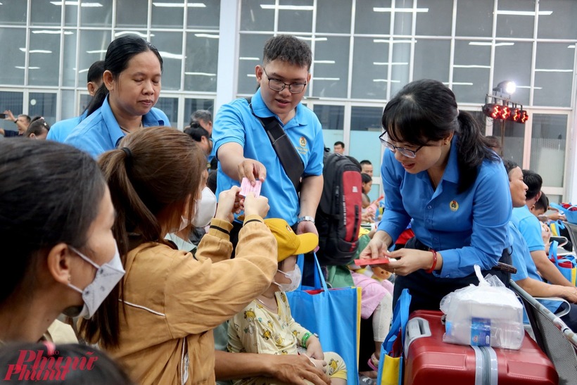 Liên đoàn Lao động TP.HCM tặng vé tàu lửa đưa người lao động về quê ăn tết năm 2024. (Ảnh: Báo Phụ nữ TP.HCM)