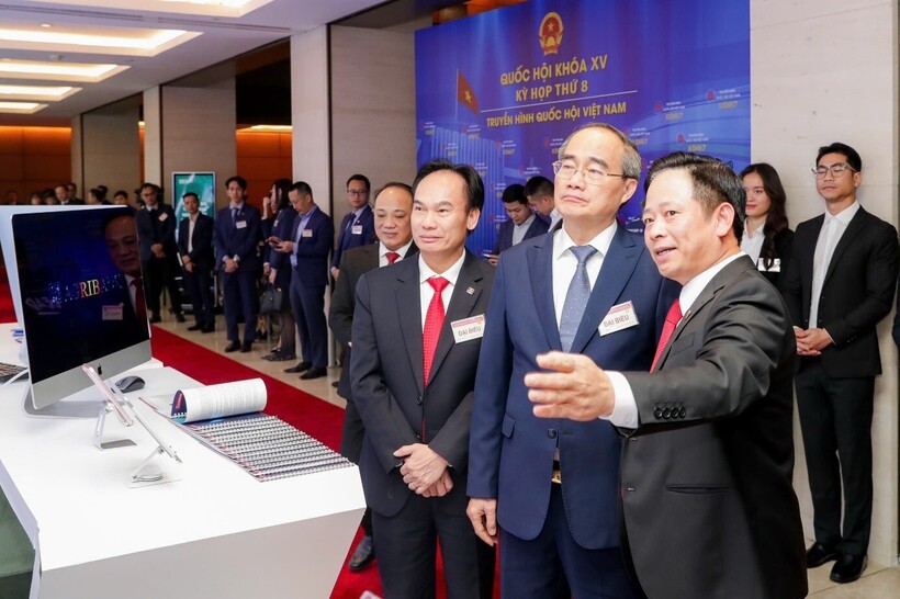 Các đại biểu thăm gian trưng bày công nghệ số của Agribank tại sự kiện