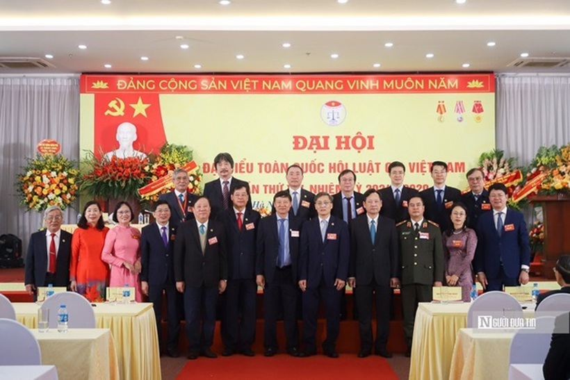 Ban Thường Vụ Hội Luật gia Việt Nam khóa XIV ra mắt đại hội (Ảnh: Hữu Thắng).