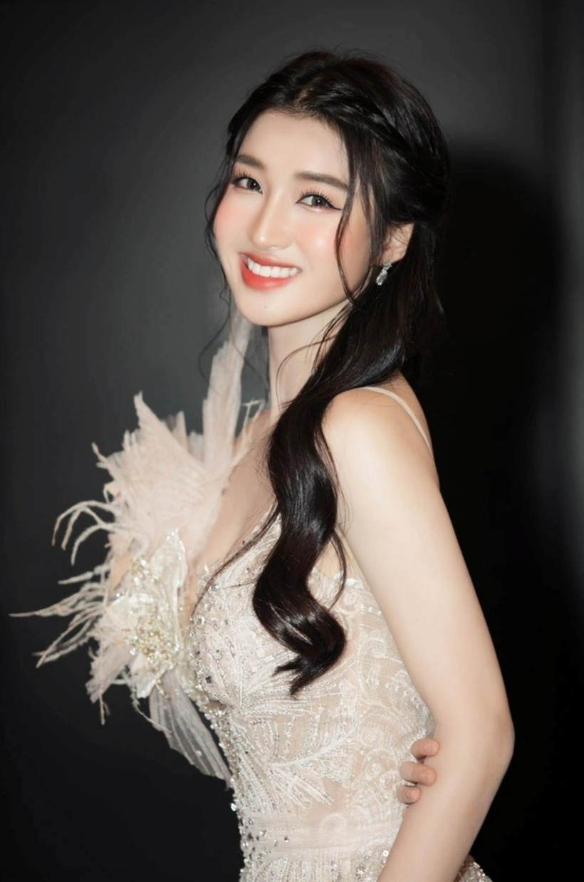 Phương Nhi thông thạo tiếng Anh và tiếng Tây Ban Nha. Trước khi thi hoa hậu, cô tích cực tham gia nhiều chương trình diễn thuyết và dự án xã hội như Talkshow TEDx, Dự án Khuyến học Đom Đóm...