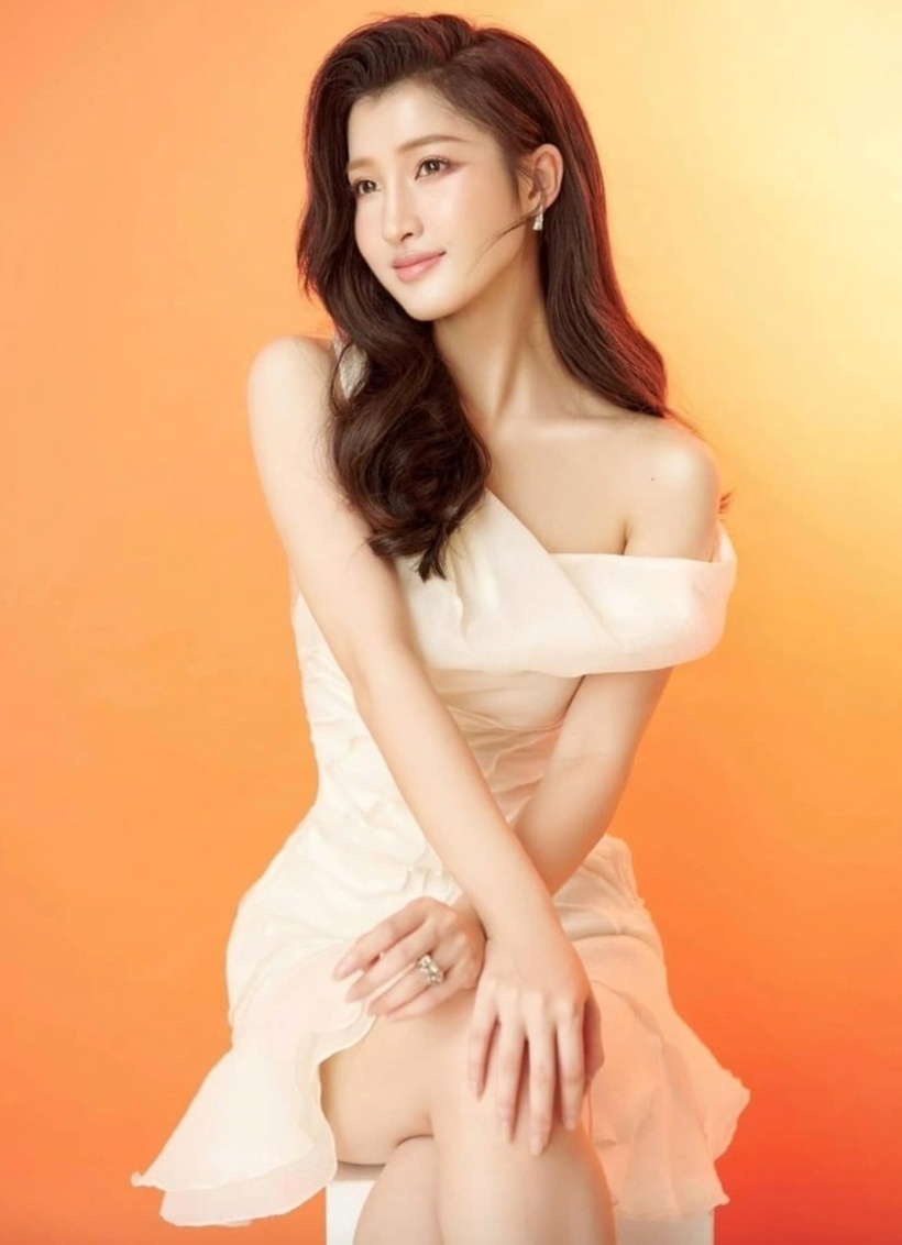 Phương nhi được đánh giá là một trong những người đẹp có trình độ học vấn tốt. Thời trung học, cô từng nhiều năm liền nằm trong đội tuyển tiếng Anh của THPT Hàm Rồng (Thanh Hóa).
