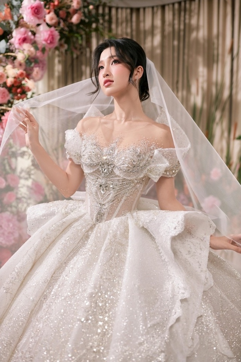 Người đẹp theo học chuyên ngành Luật thương mại quốc tế của Đại học Luật Hà Nội. Cô có thể giao tiếp tiếng Anh, Tây Ban Nha.