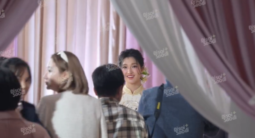 Nàng Á hậu búi tóc và cài hoa phía sau, dù chỉ trang điểm nhẹ nhàng nhưng vẫn đủ khoe nhan sắc như “thần tiên tỷ tỷ”. Tông trang điểm hồng đào giúp gương mặt cô trông rạng rỡ và trong trẻo.