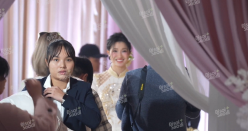 Người đẹp sinh năm 2002 được chuyên gia tán phấn má ngang từ cánh mũi để thêm trẻ trung, tươi tắn. Trên Facebook, nhiều khán giả khen khuôn mặt cô thanh tú, "xứng danh dâu hào môn".