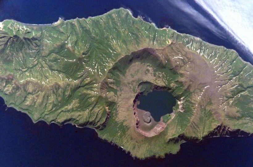 Miệng núi lửa Zavaritskii được chụp từ Trạm vũ trụ quốc tế ISS. Ảnh: NASA