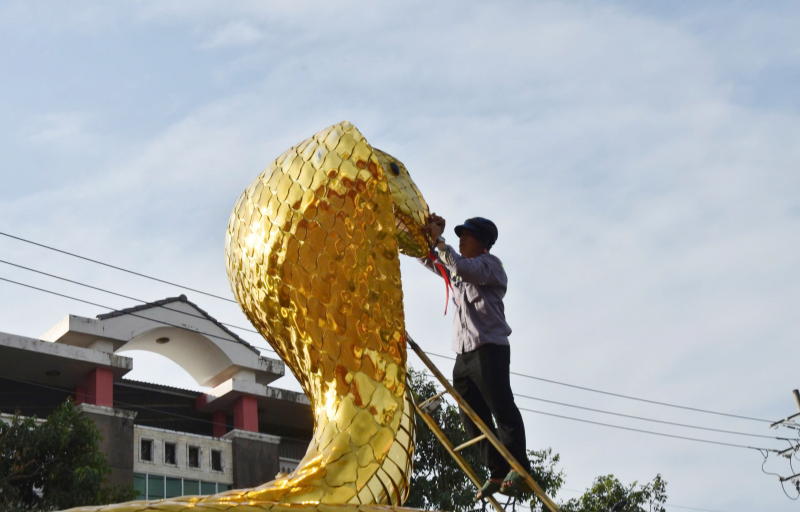 Công nhân đang khẩn trương hoàn thành linh vật rắn đón Tết Nguyên đán Ất Tỵ.