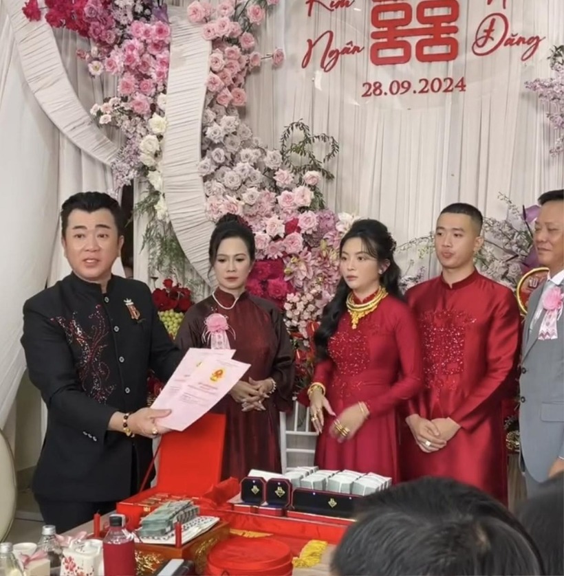 Cô dâu sở hữu nhan sắc xinh đẹp và thuỳ mị nết na.