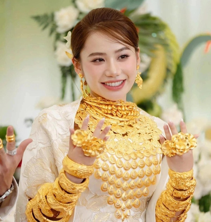 Cô dâu tên Minh Thư, là con gái của chủ một tiệm vàng lớn ở TP.Hồng Ngự (Đồng Tháp).