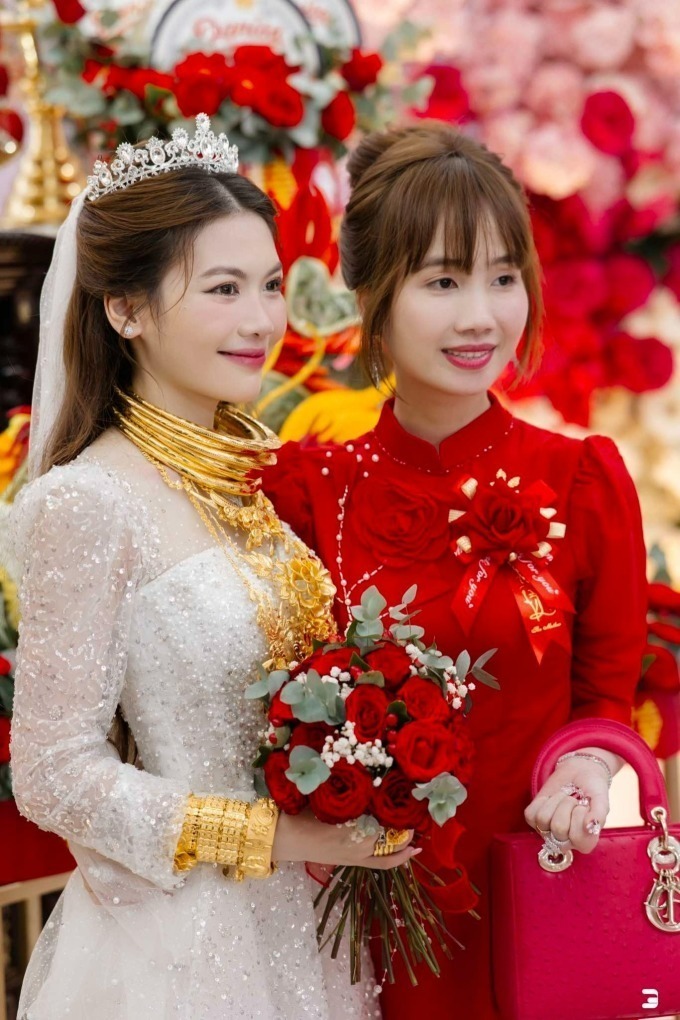 Mẹ chồng trẻ đã trao món quà "khủng" cho cặp đôi, gồm 26 cây vàng, 200 triệu tiền mặt và nhẫn kim cương.