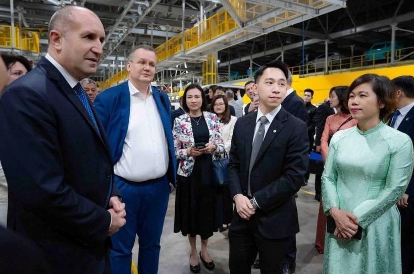 Ông Phạm Nhật Minh Hoàng  tiếp Tổng thống Bulgaria Rumen Radev đến thăm và làm việc tại Tổ hợp Nhà máy VinFast Hải Phòng. Ảnh: Tuổi Trẻ