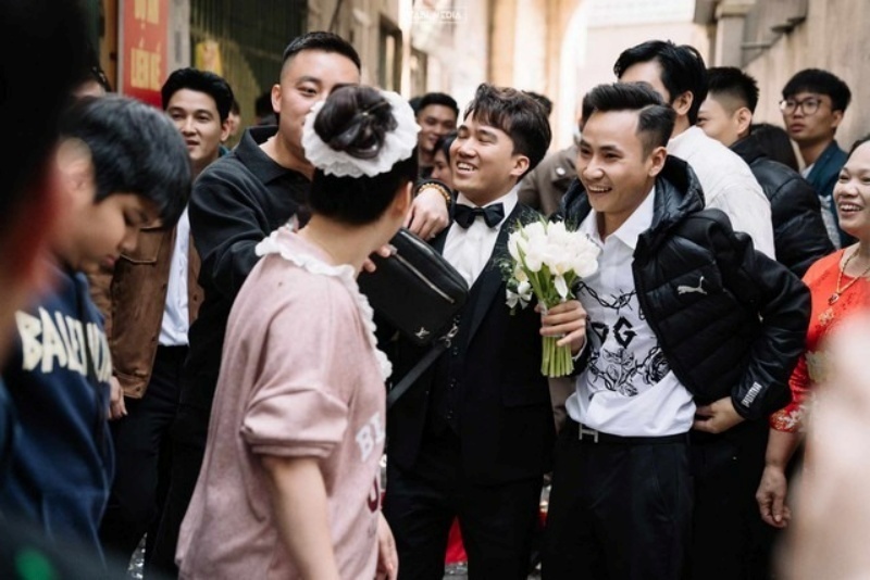 Phía nhà gái giành phần thắng ở thử thách này nhưng chú rể vẫn được phép rước cô dâu về nhà chồng. Ảnh: Báo Thanh niên.