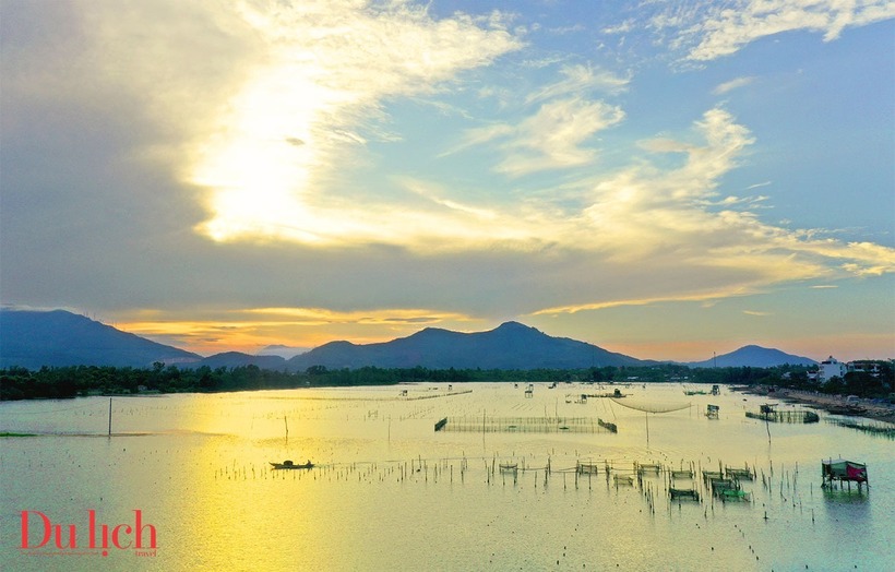 Tiếng còi tàu vang vọng hòa lẫn vào âm thanh của thiên nhiên, tạo nên một bản giao hưởng mộc mạc và quyến rũ. Ảnh: Tạp chí Du lịch TP.HCM.
