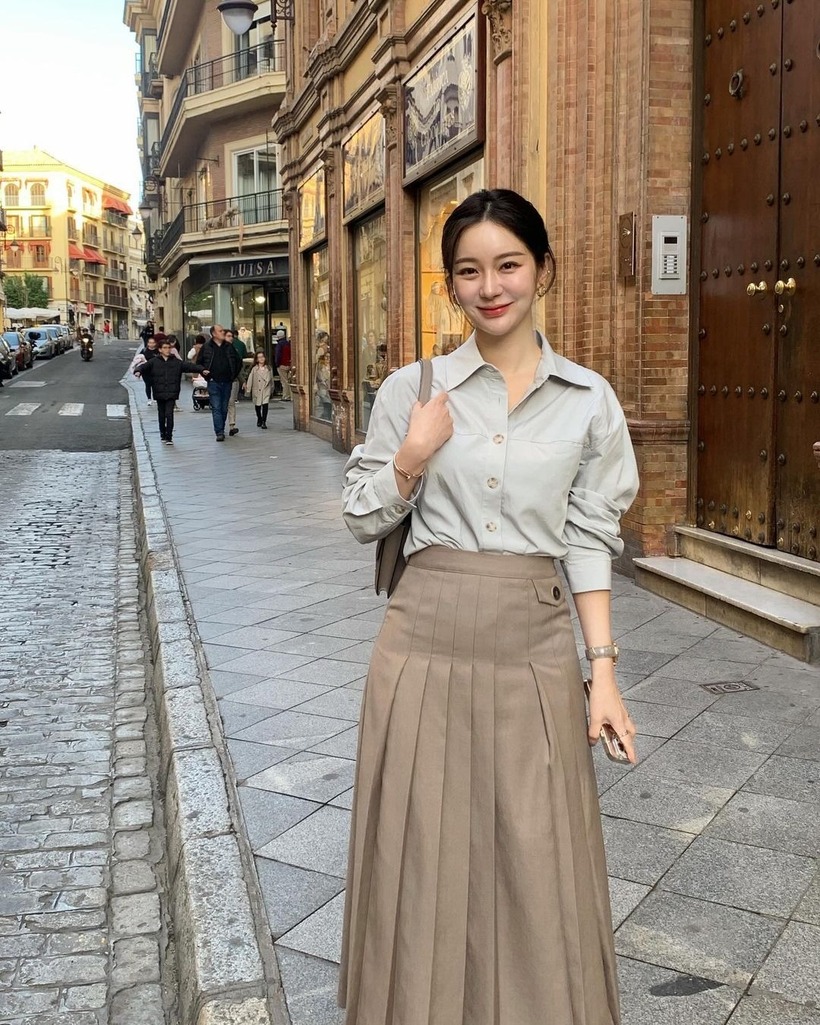 Dành cho những cô nàng yêu kiều, duyên dáng, kiểu chân váy này luôn là ưu tiên hàng đầu. Thiết kế xếp ly tinh tế không chỉ khéo léo che đi những khuyết điểm mà còn mang đến vẻ đẹp bồng bềnh, uyển chuyển trong từng bước đi.